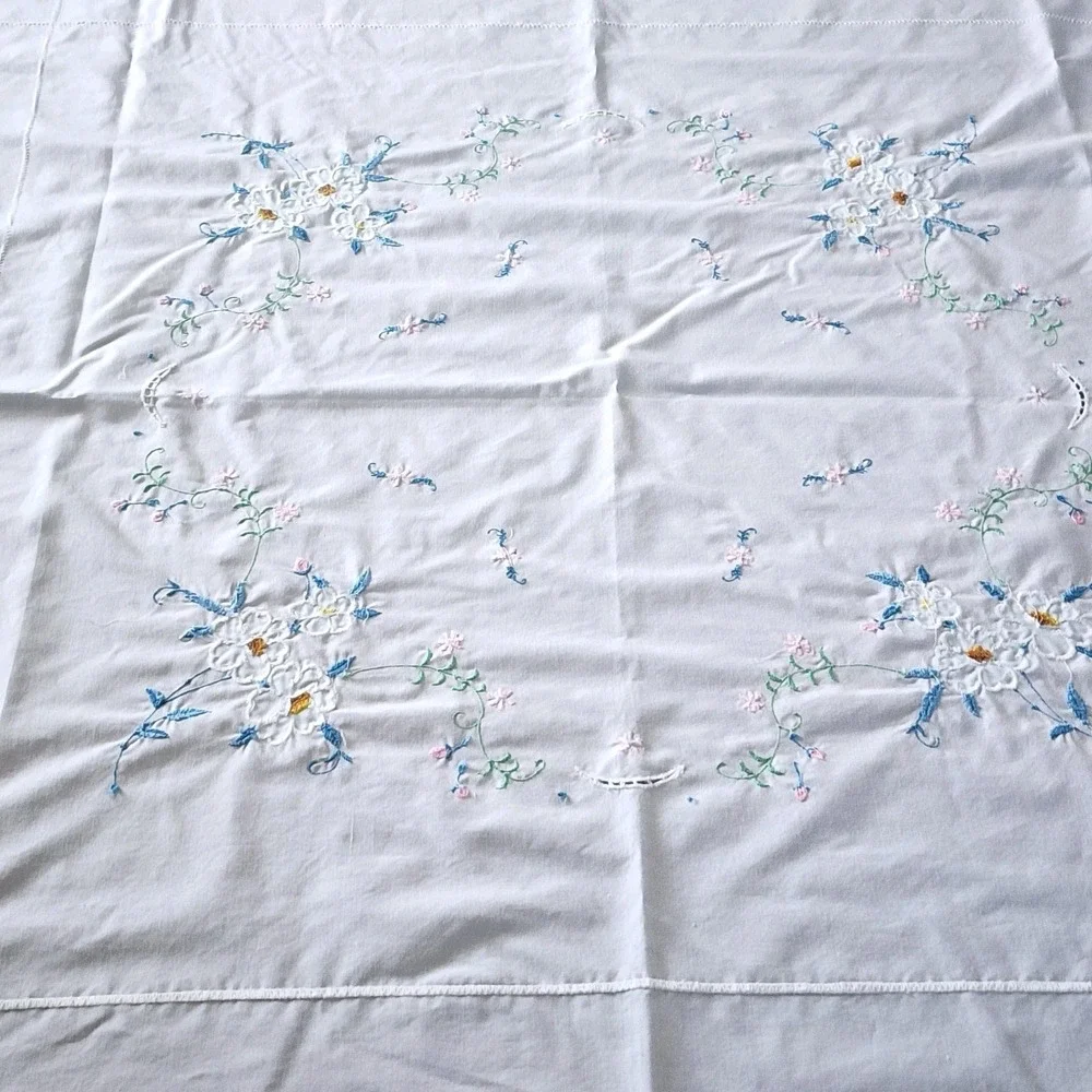 80's Vintage Embroidered White Floral Square Tablecloth with Lace Trim 6 Napkins